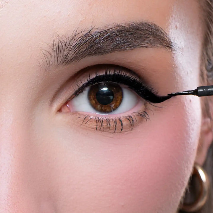 CLARESA WATERPROOF LIQUID EYELINER – Eye Creator  Vandeniui atsparus skystas akių kontūro pravedimas 01 BLACK, 3 g Naguprieziura