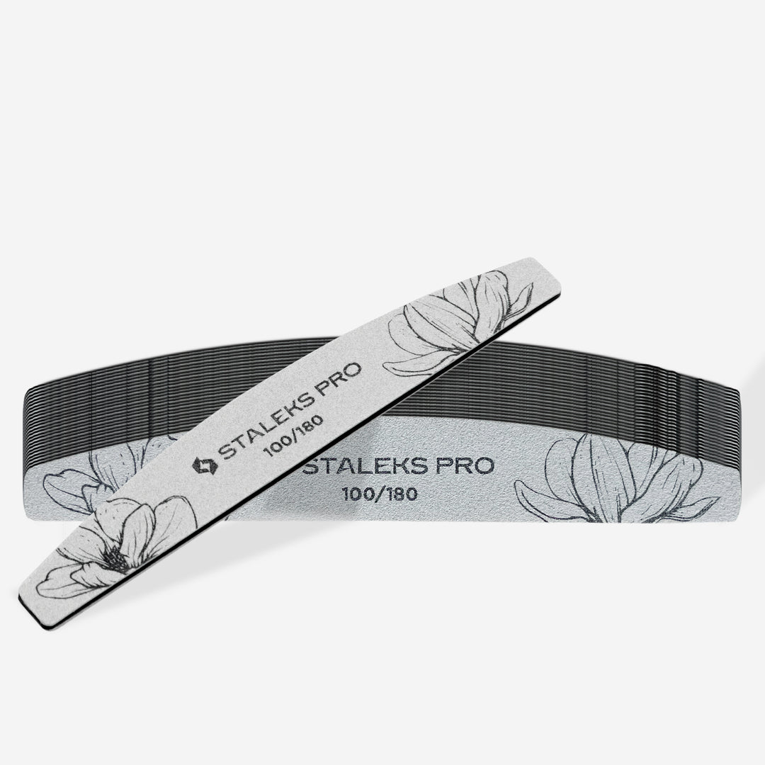 Dildė nagams laivelio-pusmėnulio formos STALEKS EXPERT 40 100/180, baltame fone, daug dildžių